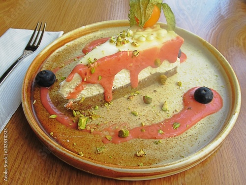 ein stück torte in bulgarischer tradition