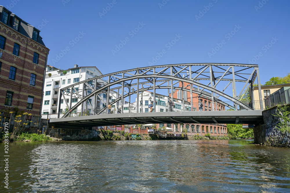 Fototapeta premium Könneritzbrücke, Weiße Elster, Plagwitz, Leipzig, Sachsen, Deutschland