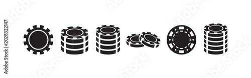 Foto Black and white casino poker chips, displayed as stacks, individual pieces, and a single chip with a detailed pattern