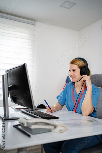 Obraz na plátně Healthcare professional providing telecare support and consultation service