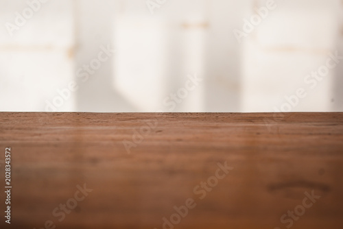 Fotografija empty wooden table background with dirty and blurry wall background
