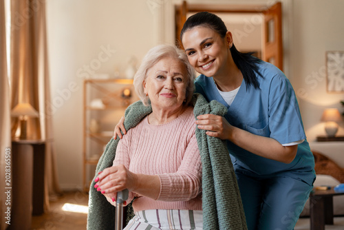 Fotografie Caregiver supporting senior woman feeling comfortable at home