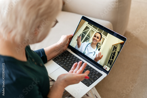 Fotografia Senior woman having telehealth consultation on laptop