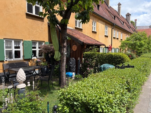 Blick in die Fuggerei im Zentrum der Stadt Augsburg