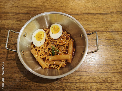 Photos Top view of delicious Korean rabokki with spicy noodles, tteokbokki, and soft-bo