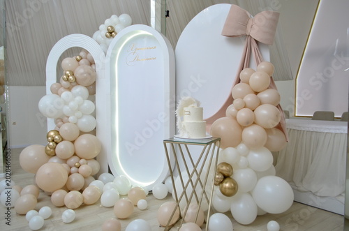 glossy photo zone in latte color with a luminous oval arch