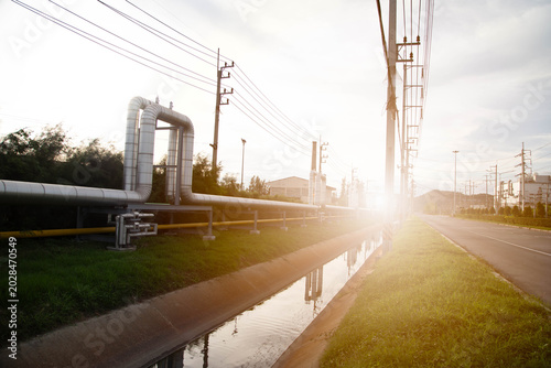 Tableau sur toile Large insulated steel pipelines for oil, gas or steam distribution with power poles