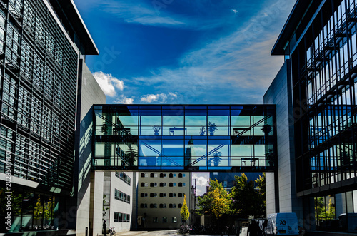 Architecture contemporaine et passerelle de verre