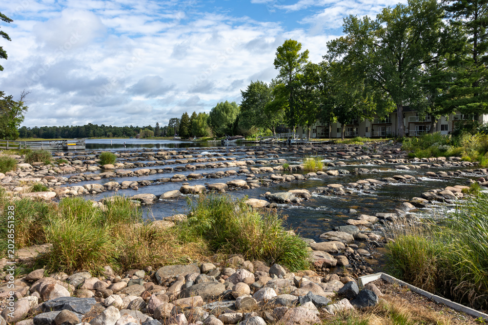 Obraz premium Scenic Pine River Dam and Waterfront Park with Rocky Rapids in Pine River Minnesota