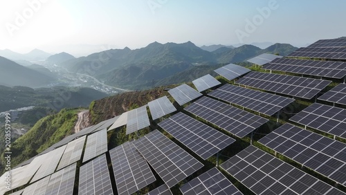 Εκτύπωση καμβά Solar photovoltaic panel array generating power amidst mountainous terrain