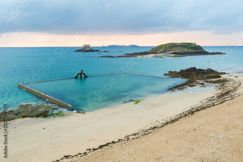 фотографія La piscine d'eau de mer de Bon-Secours, son plongeoir et les îles Grand Bé et Pe
