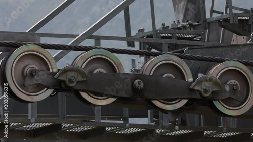 Mechanical pulley assembly of a mountain cable car system