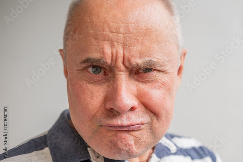 Bild auf Leinwand Close up senior man 60-65 years old looking confused, expressing bewilderment, h
