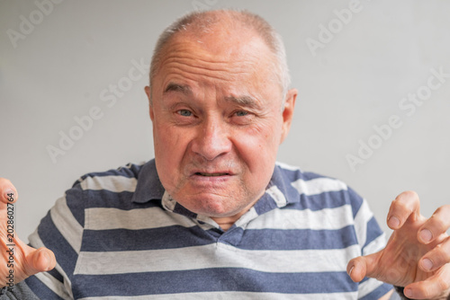 Bild auf Leinwand Close up senior man 60-65 years old looking confused, expressing bewilderment, h