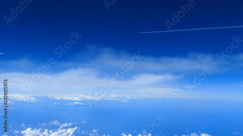 空撮の海と空と飛行機と飛行機雲