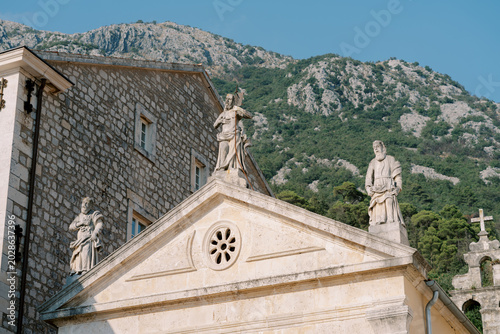 Foto Decorative temple facade