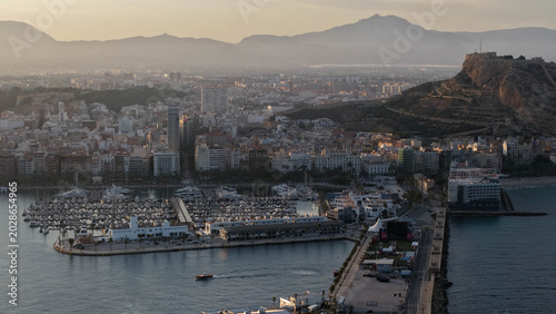Panorámica escénica de Alicante y su Puerto Deportivo
