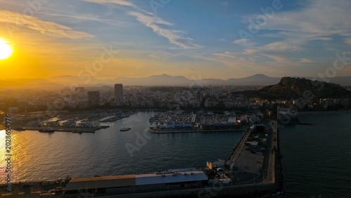 Sol al atardecer sobre Alicante , panorámica aérea escénica
