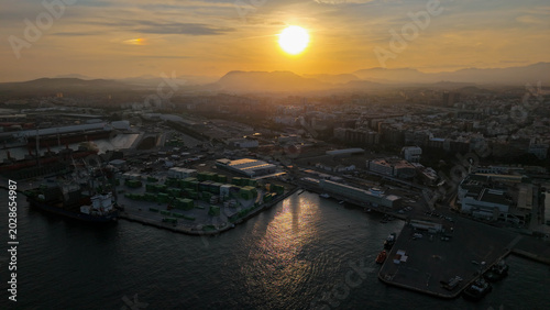 Sol al atardecer sobre Alicante , panorámica aérea escénica