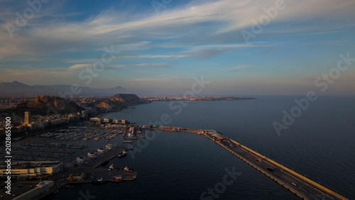 Sol al atardecer sobre Alicante , panorámica aérea escénica , cielo dramático de nubes