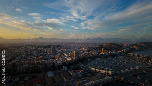 Sol al atardecer sobre Alicante , panorámica aérea escénica , cielo dramático de nubes
