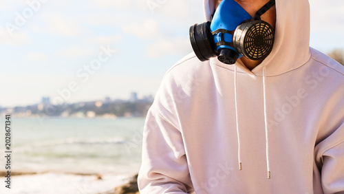 Εκτύπωση καμβά Shoulder view of masked person with ocean vista