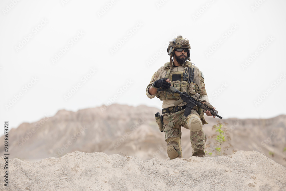 Fototapeta premium Soldier guarding the area on the mountain