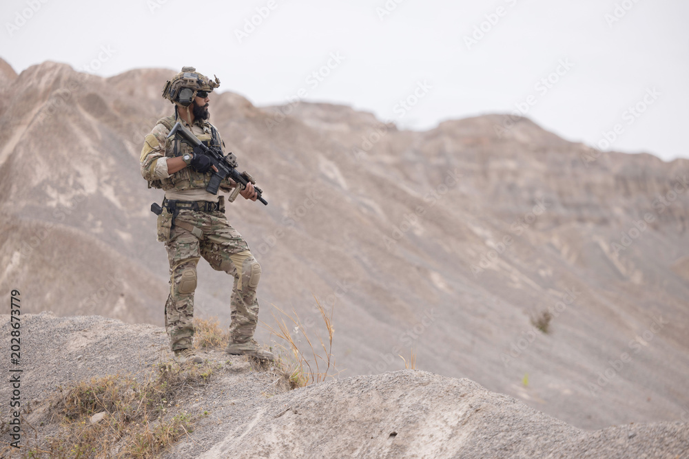 Fototapeta premium Soldier guarding the area on the mountain