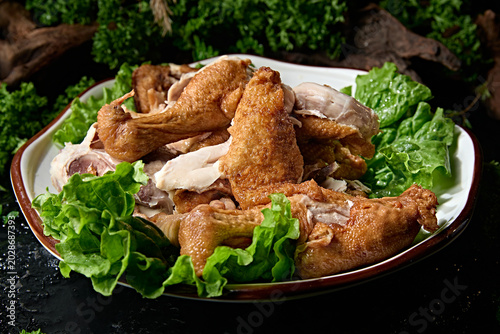 Fotografía Delicious smoked whole free-range chicken, torn apart by hand