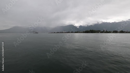 Traversée du lac Léman en bateau un jour pluvieux