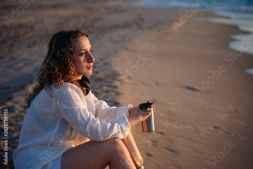 Fotografía Woman with malformation contemplating beach sunset during golden hour