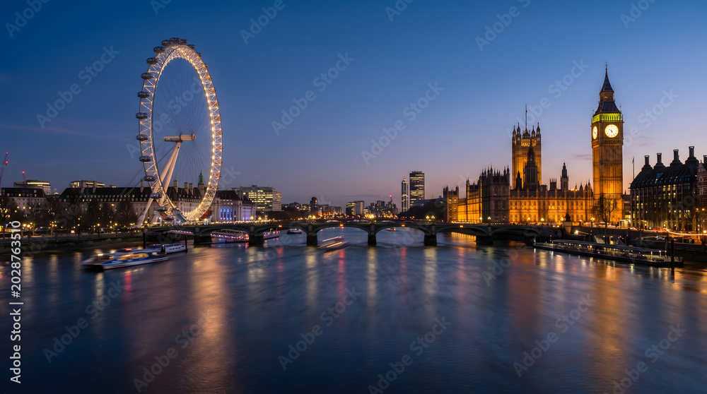 Naklejka premium London skyline at dusk with Big Ben and London Eye