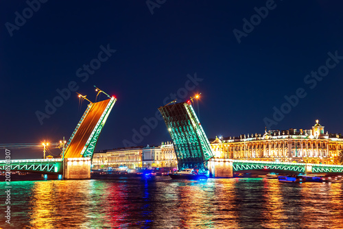 Foto The raised Palace Bridge and the Winter Palace