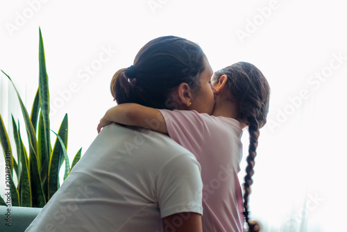 Photos Madre hablando con su hija antes de darle medicina y le abraza