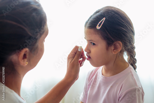 Cuadro en lienzo Niña tomando jarabe pediátrico con cuchara medidora