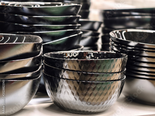 Tableau sur toile Black round salad bowls displayed on retail shelves with simple practical design