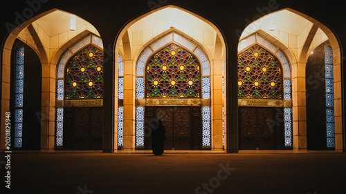 Canvas Print Woman and child at the entrance of a mosque