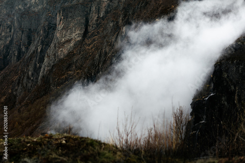Quadro su tela Thick mist drifting across rugged cliffs, creating a mysterious and dramatic atmosphere