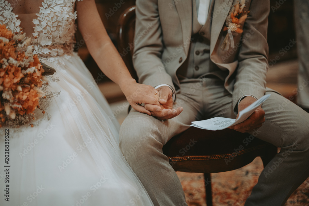 Fototapeta premium Mariage religieux – échange des alliances pendant la cérémonie