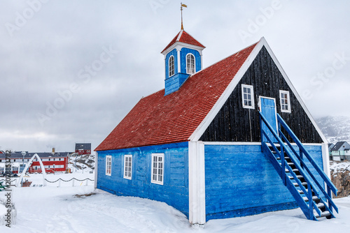 Fotografie Traditional Bethel Church with red roof and blue wooden walls beside the whale b