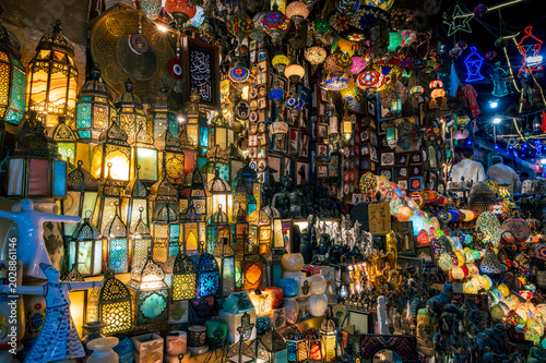 Fotografía Colorful Egyptian lanterns and souvenirs at Khan el-Khalili bazaar in Cairo, Egy