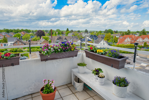 Foto Colorful rooftop balcony garden with suburban view under dramatic cloudy sky