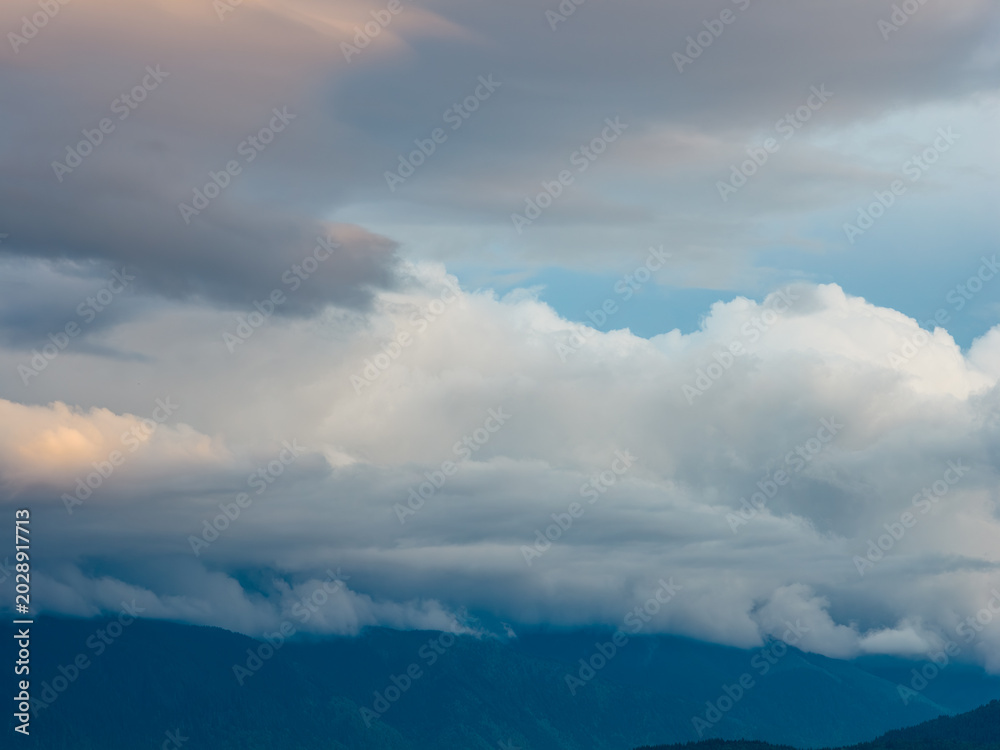 Obraz premium Dramatic Cloudscape Over Chilliwack Mountains in British Columbia, Canada at Twilight