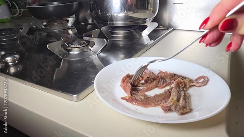 alici sott'olio per preparare una ricetta in una cucina