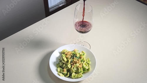 piatto di orecchiette alle cime di rape con un calice di vino rosso