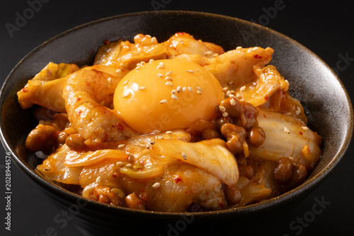 豚キムチ納豆丼（卵黄のせ）