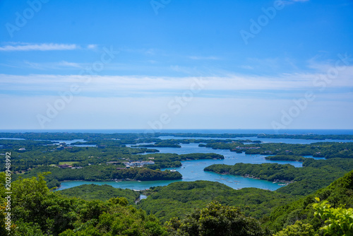 Foto 三重県の伊勢志摩国立公園に位置する横山展望台から、緑豊かな島々が点在する美しいリアス海岸の英虞湾を一望する広大な風景です。