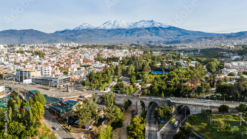 Foto Aerial view of the Grau Bridge and the snow-capped Chachani volcano in Arequipa,