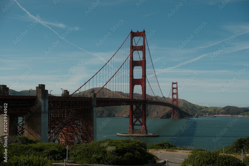 Fototapeta premium Beautiful golden gate bridge with blue skies and waters