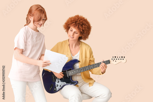 Young happy woman with note...